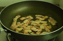 杏鲍菇培根沙拉,锅里放少量油，将培根煎至微焦至熟
