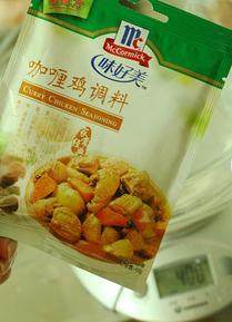 意式蘑菇咖喱焗饭,咖喱粉与水混合成咖喱汁待用