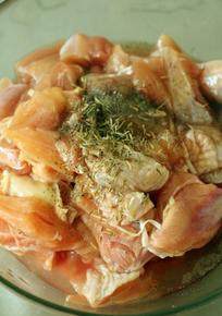 意式蘑菇咖喱焗饭,鸡腿去骨切块,用料酒、<a style='color:red;display:inline-block;' href='/shicai/ 134340'>黑胡椒粉</a>、百里香腌制二十分钟