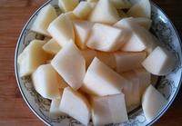 鸡汁土豆泥,土豆去皮切小块,入锅蒸熟