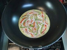 披萨蛋饼,接着铺上青红椒丝、洋葱丝。