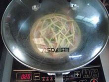 披萨蛋饼,盖上盖子,继续开起小火,闷2—3分钟左右