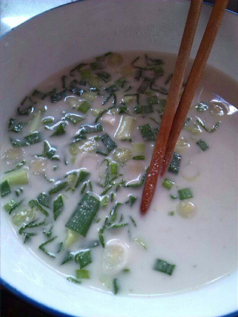 潮汕蚝烙,将蒜苗加入到薯粉水里搅拌。