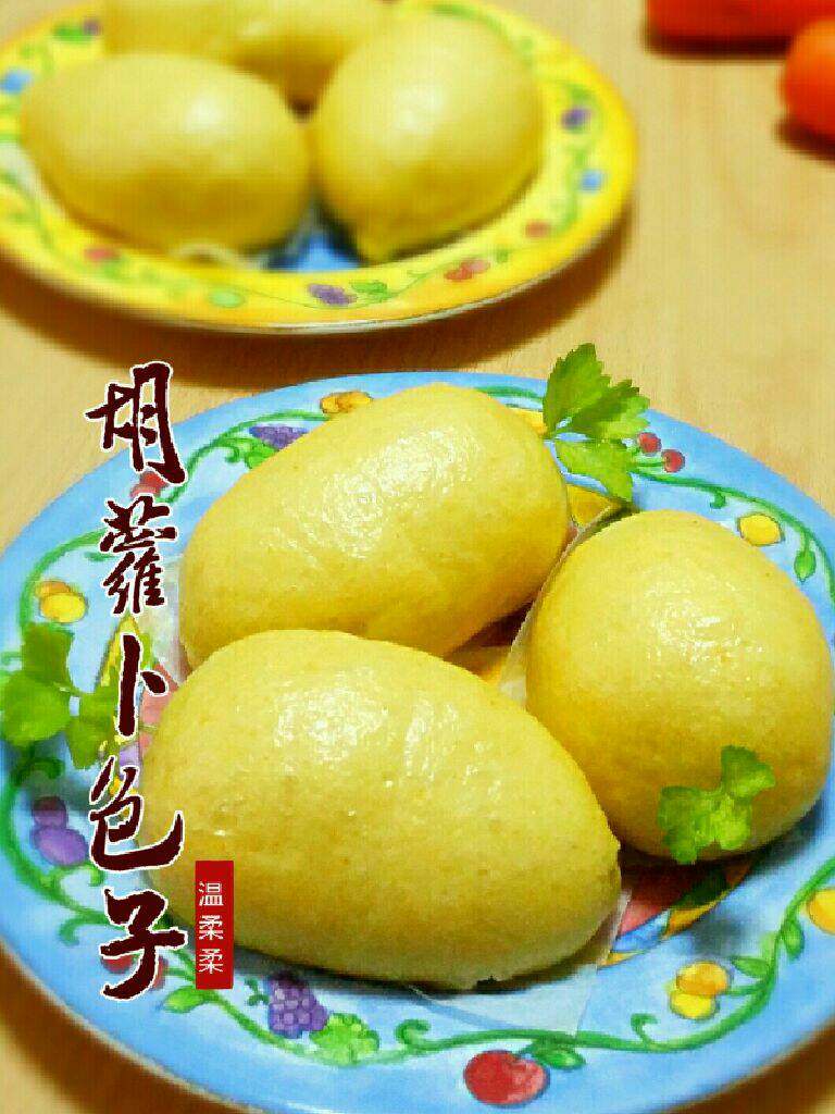 胡萝卜包子,大火蒸10分钟，闷5分钟出锅，插上一根小香芹。