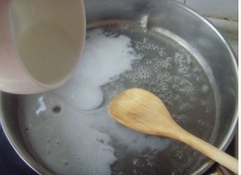 秋日小清新之杏仁豆腐,煮至琼脂、冰糖完全融化,倒入杏仁浆、牛奶搅匀