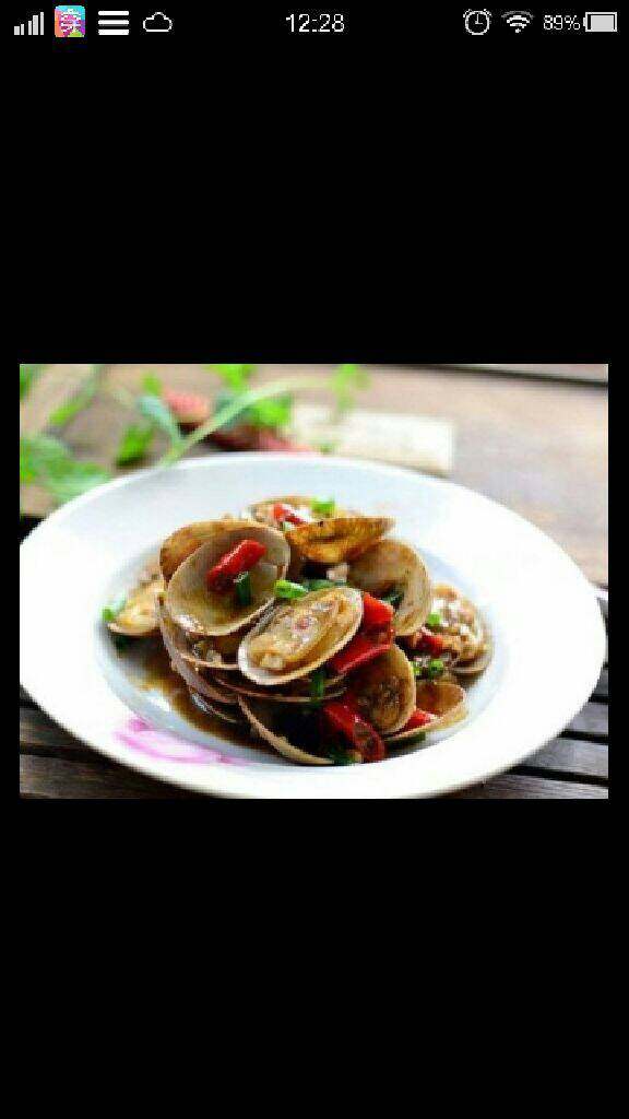 炒花蛤,将<a style='color:red;display:inline-block;' href='/shicai/ 1816'>花蛤</a>洗净备用,把蒜用耗油翻炒一下,炒的时候加入一点鸡精和味精,不用炒太很。