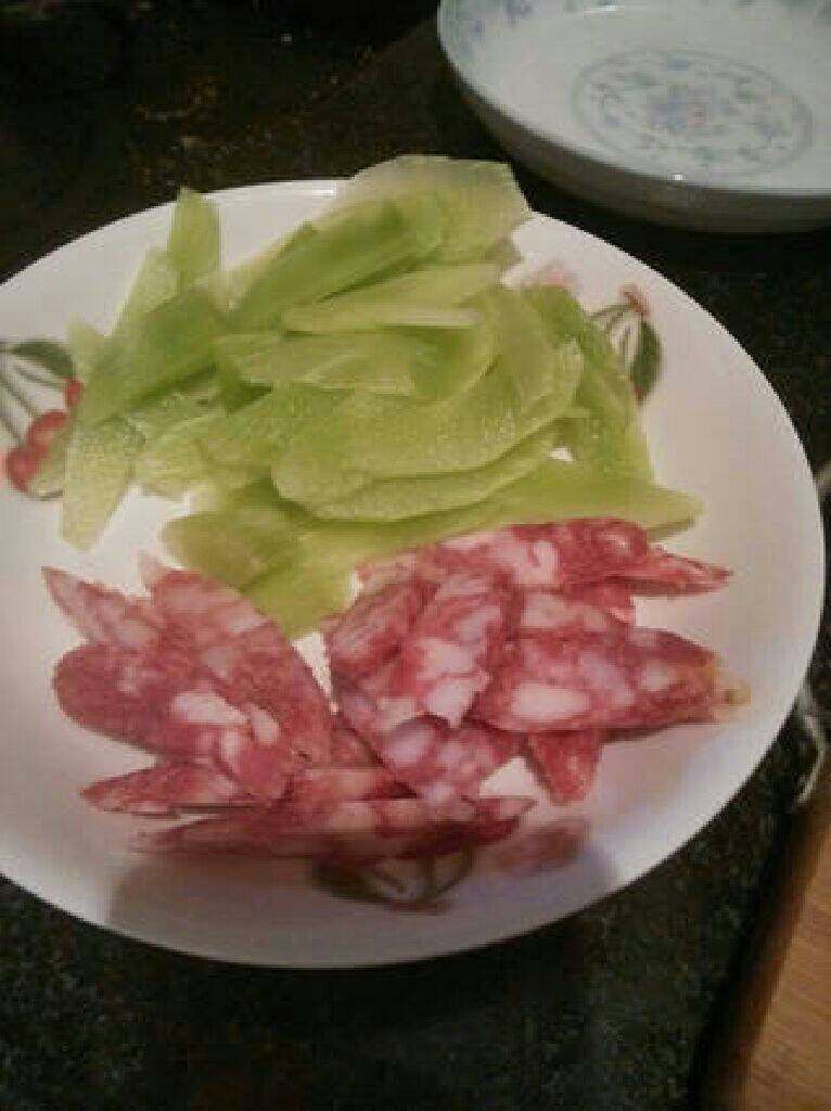 莴笋炒香肠,把辣椒 莴笋，香肠都切斜片片