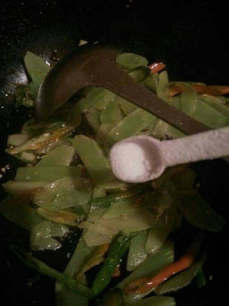 莴笋炒香肠,然后再把莴笋和辣椒放进去爆炒 放调料盐翻炒一会