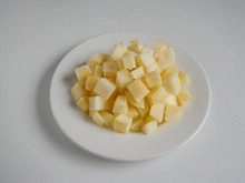 苹果鸡蛋饼,取半个<a style='color:red;display:inline-block;' href='/shicai/ 591'>苹果</a>,去皮去核切成小丁。