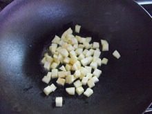苹果鸡蛋饼,加入切好的苹果丁,调入少许<a style='color:red;display:inline-block;' href='/shicai/ 3729'>白糖</a>。