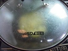 苹果鸡蛋饼,因为加了白糖,翻炒几下会有一点汤汁出来,盖上盖子闷1、2分钟。