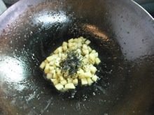 苹果鸡蛋饼,当苹果炒至软烂时,加入少许熟的黑芝麻拌匀,盛起备用。