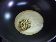 苹果鸡蛋饼,平底锅开小火,刷上一层薄油,倒入一半的蛋糊,煎至蛋皮表面刚凝固的时候,在1/4处铺上炒好的苹果丁。