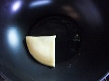 苹果鸡蛋饼,然后从没有苹果的那头掀起,盖在有苹果的这一半蛋皮上,稍稍煎制即可