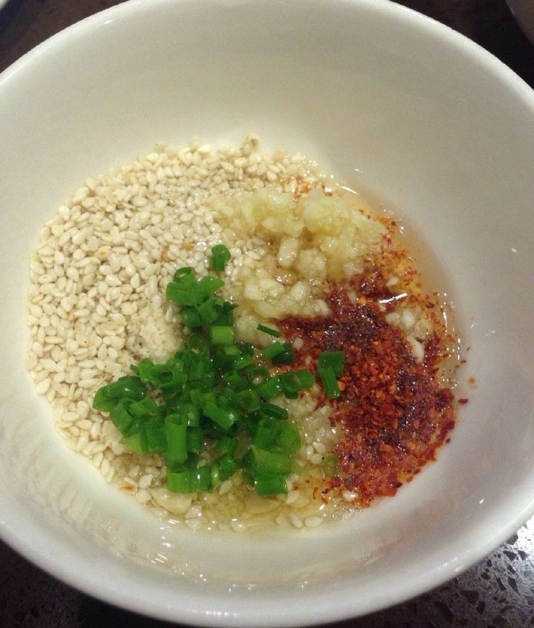 六种小料,你最喜欢哪种?,香油打底配芝麻,花生碎,蒜泥辣椒面葱花