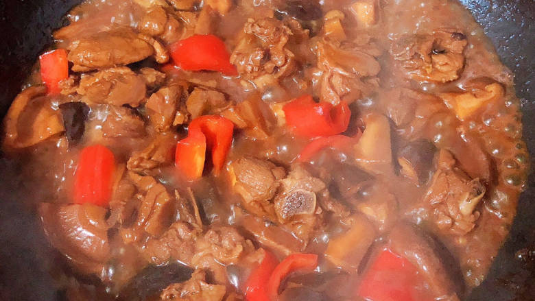 香菇烧鸭肉,放入红青椒,收汁出锅啦!