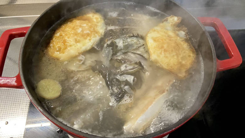 鱼头炖汤➕鱼头豆腐汤,加入煎鸡蛋,中大火炖煮10分钟,