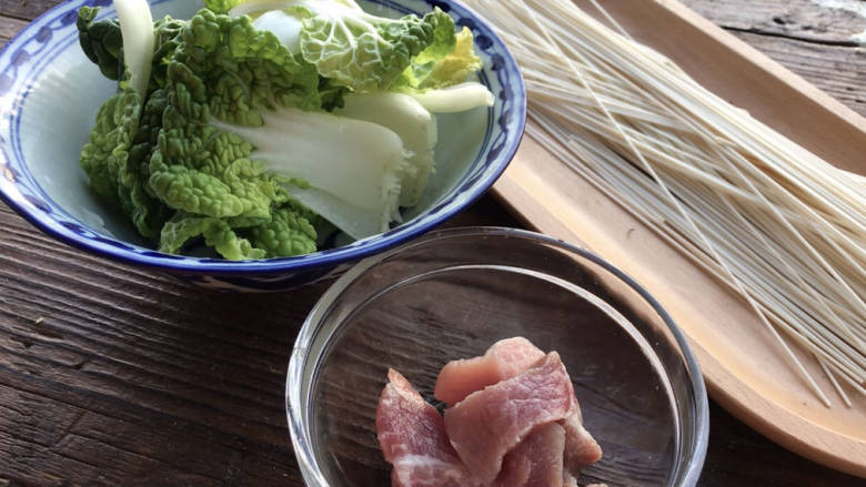 青菜肉丝面,洗净备好食材