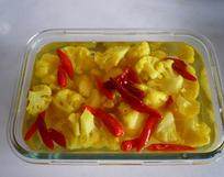 泡泰式咖喱花椰菜,凉透的泡汁倒入放凉的花椰菜内