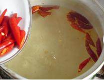 泡泰式咖喱花椰菜,放入<a style='color:red;display:inline-block;' href='/shicai/ 715'>白醋</a>，<a style='color:red;display:inline-block;' href='/shicai/ 3729'>白糖</a>，烧沸后，关火，放入鲜红尖椒，晾至凉透