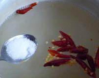 泡泰式咖喱花椰菜,锅内换清水烧开，放入干辣椒段，放入少许食盐
