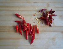 泡泰式咖喱花椰菜,<a style='color:red;display:inline-block;' href='/shicai/ 3446'>红尖椒</a>，<a style='color:red;display:inline-block;' href='/shicai/ 86474'>干辣椒</a>分别切成小段