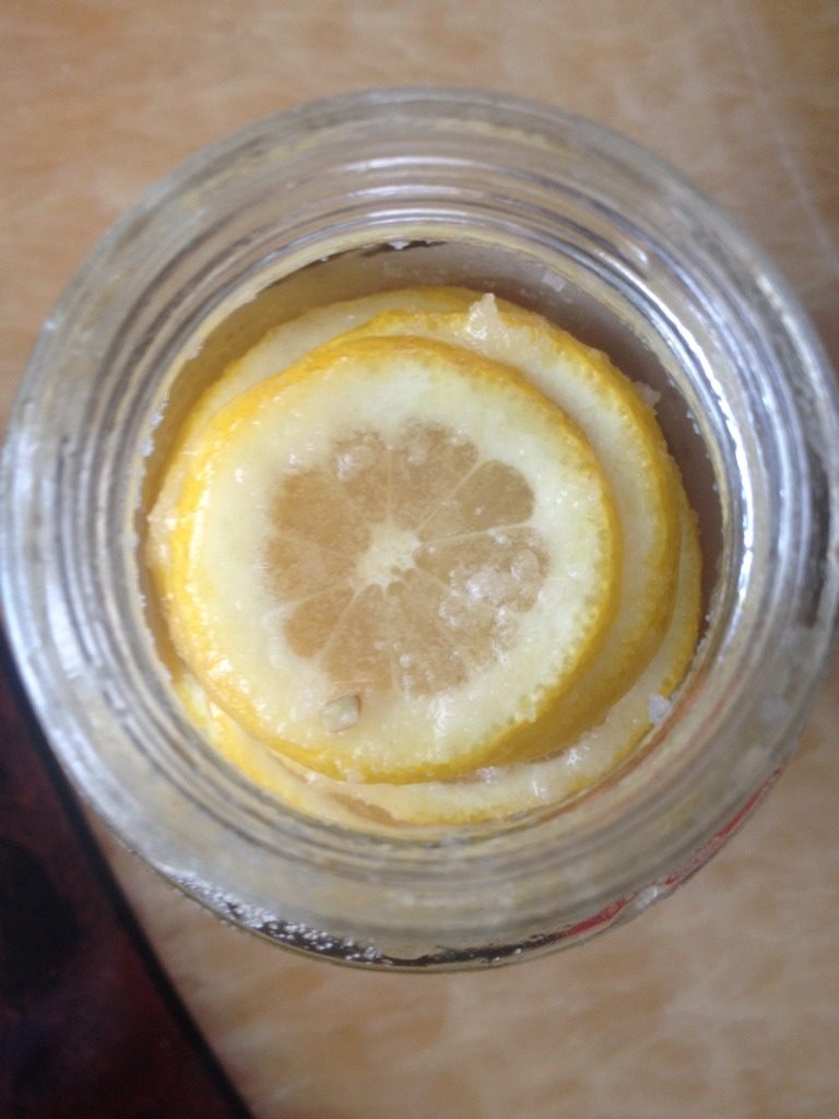 蜂蜜柠檬茶,铺好柠檬后,如果觉得罐子密封性不好,可以在罐口铺一层保鲜膜,再盖上盖子