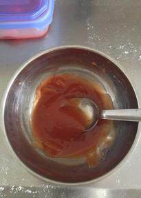 法式仙贝鸡排,酱汁:取2汤匙番茄酱和匀2汤匙泰式甜辣酱调和即可