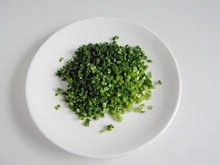 韭香虾米鸡蛋饼,韭菜洗净,切成细末。