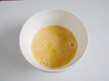 韭香虾米鸡蛋饼,鸡蛋磕入碗中,加入1/2茶勺的盐,搅拌均匀。