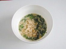 韭香虾米鸡蛋饼,把韭菜和虾米加入蛋液中,搅拌均匀。