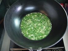 韭香虾米鸡蛋饼,平底锅刷上一层薄油,倒入一半蛋液,铺平锅底,开小火煎制。