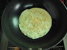 韭香虾米鸡蛋饼,待底部煎熟,表面凝固后,翻面继续煎熟即可。