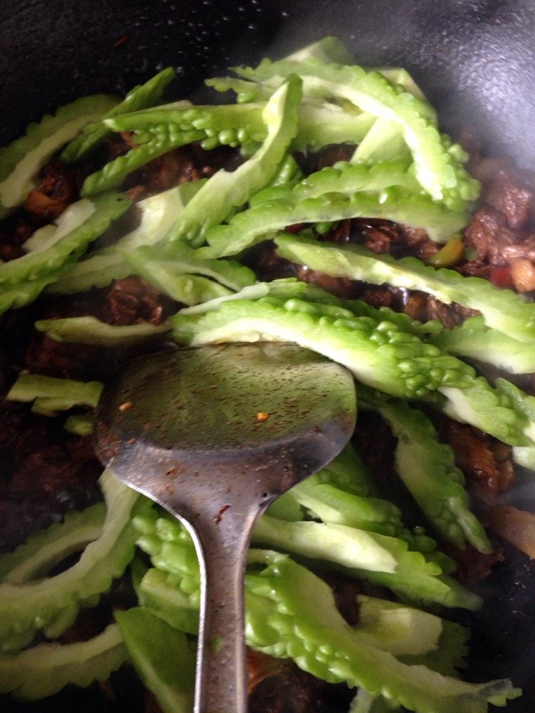 苦瓜炒鸭肉,如图水煮干以后放入切好的苦瓜，炒上几分钟，苦瓜熟了就可以了，出锅时放点<a style='color:red;display:inline-block;' href='/shicai/ 756'>鸡精</a>OK