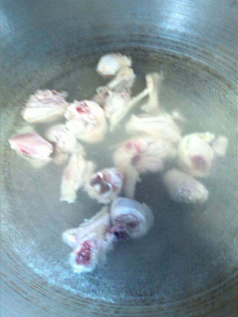 板栗鸡,鸡肉洗干净,去除多余淤血及肥肉,锅里烧开水将鸡肉放入煮开后捞起。