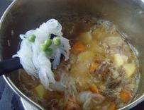 日式焖牛肉,加入魔芋结、豌豆,继续煮5分钟即可