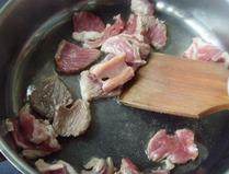 日式焖牛肉,锅置火上少许油烧热,下入牛肉片迅速翻炒至变色,盛出备用