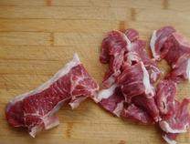 日式焖牛肉,魔芋结、豌豆入沸水锅中略焯捞出,牛肉切片