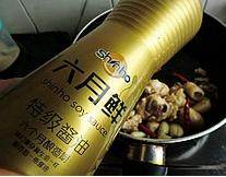 韩式安东炖鸡,加入鸡肉继续翻炒,加入酱油