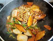 韩式泡菜拉面炒年糕,再加少许盐,淋入香油,炒均关火