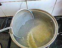 韩式泡菜拉面炒年糕,锅中水烧开放入年糕煮熟,再放入面便面煮开捞出过凉