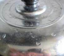 红糖生姜茶,将碗用东西盖好后放蒸锅里,大火蒸半小时后就可以