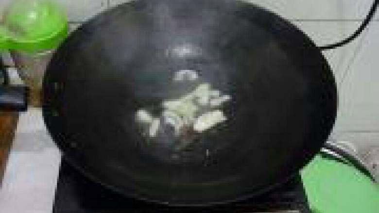 爆炒丝瓜,锅烧热到油爆香蒜末