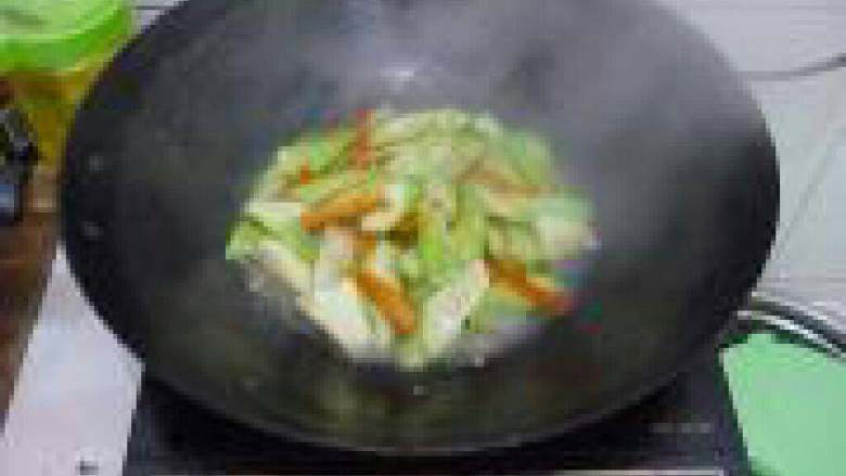 爆炒丝瓜,即到丝瓜熟透即可出锅了