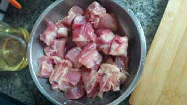 土豆闷鸡腿,把<a style='color:red;display:inline-block;' href='/shicai/ 92'>鸡腿</a>洗净切块加入调料少许淀粉腌制