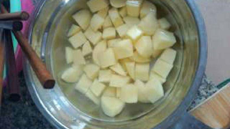 土豆闷鸡腿,再把<a style='color:red;display:inline-block;' href='/shicai/ 23'>土豆</a>洗净切四方块块