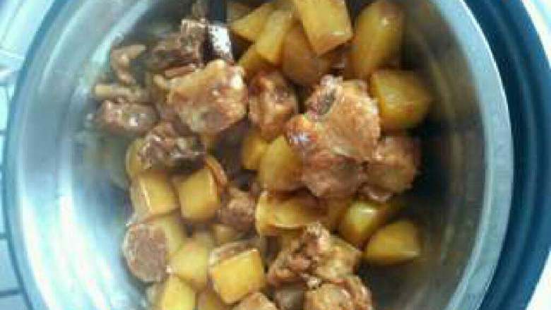 土豆闷鸡腿,之后锅中到油先炒鸡腿最后放入土豆加水放<a style='color:red;display:inline-block;' href='/shicai/ 700'>花椒</a>调料盐酱油在一起闷，大约七八分钟即可出锅了