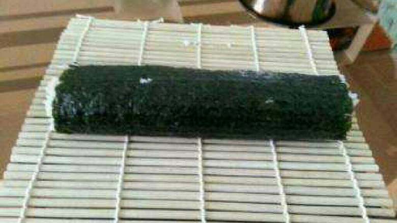 自制简单美味的寿司,卷起来就行了，用刀切开。