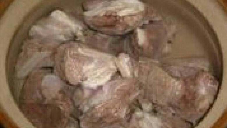 羊肉萝卜汤,<a style='color:red;display:inline-block;' href='/shicai/ 24'>萝卜</a>去皮，<a style='color:red;display:inline-block;' href='/shicai/ 329'>羊肉</a>过水洗净