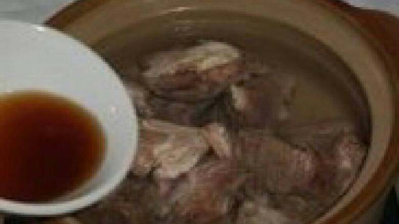 羊肉萝卜汤,羊肉放入锅中加水在加少许黄酒